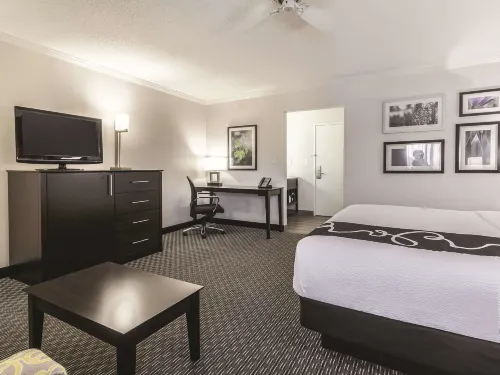 La Quinta Inn & Suites by Wyndham Cleveland - Airport North Rooms Photos