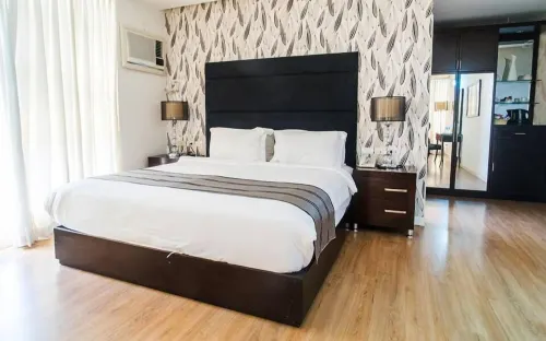 Queen Margarette Hotel - Downtown Photos