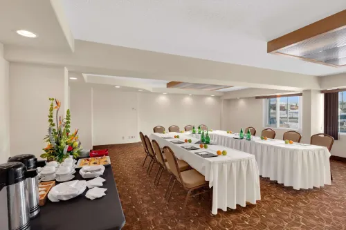 Travelodge Hotel by Wyndham Saskatoon Espaces Affaires Photos