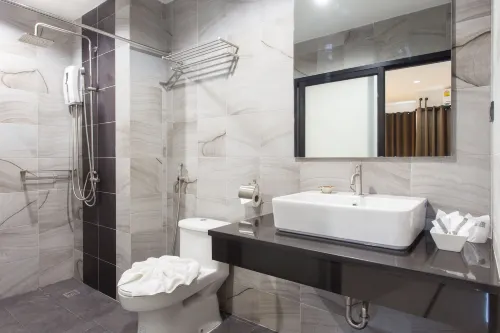 Well Timed Hotel Kamar Photos
