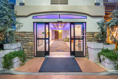 Holiday Inn Express & Suites Bishop Exterior Photos