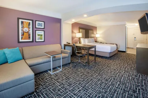 La Quinta Inn & Suites by Wyndham Cincinnati Airpt Florence Photos