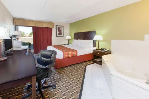 Days Inn & Suites by Wyndham Madison Heights MI Rooms Photos