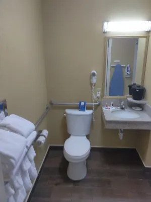 Baymont by Wyndham Madison Heights Detroit Area Rooms Photos