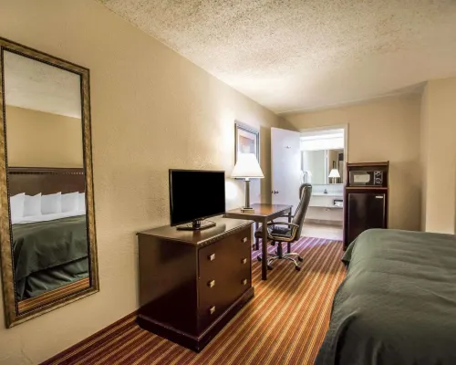 Quality Inn & Suites at Tropicana Field Rooms Photos