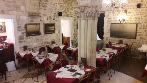 Gothic Palace Heritage Makanan Photos