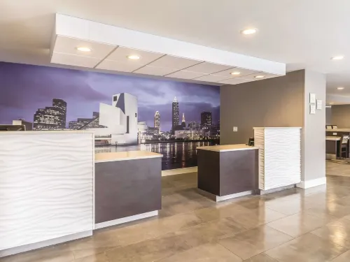 La Quinta Inn & Suites by Wyndham Cleveland - Airport North Public Areas Photos