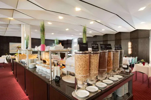 Ramada by Wyndham Nuernberg Parkhotel Dining Photos