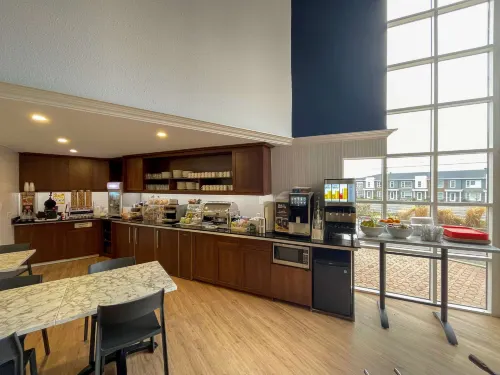 Clarion Pointe Quebec Airport Restauration Photos