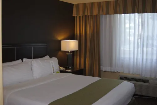 Holiday Inn & Suites Anaheim (1 Blk/Disneyland®) Rooms Photos