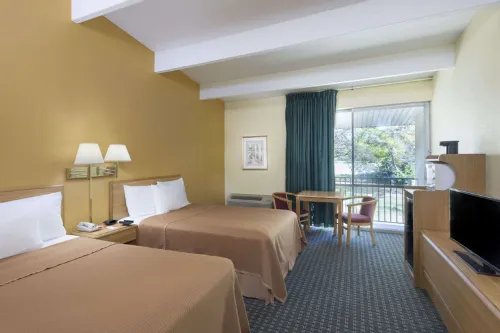 Howard Johnson by Wyndham Newburgh/West Point Rooms Photos