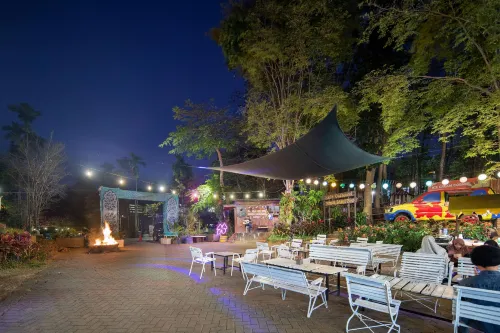 Royal Caravan Hotel & Outbound Trawas Area Publik Photos