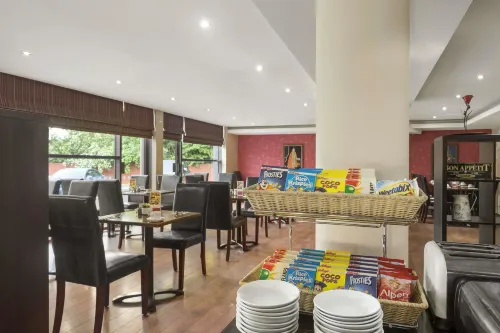 Ramada by Wyndham Oldbury Birmingham Restauration Photos