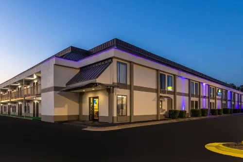 Days Inn & Suites by Wyndham Fort Bragg/Cross Creek Mall Exterior Photos