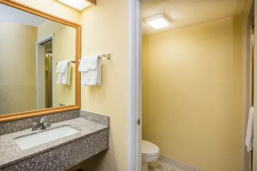 Days Inn by Wyndham Blue Springs Zimmer Photos