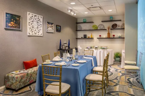 DoubleTree by Hilton Chicago - North Shore Conference Center تناول الطعام Photos