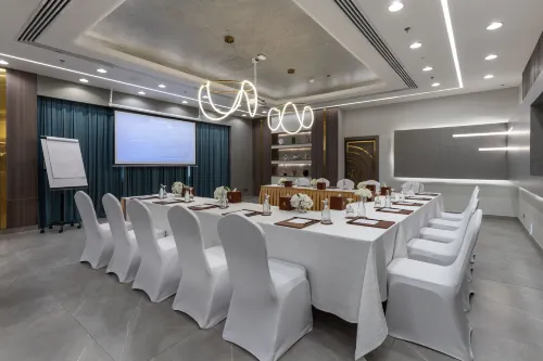 Hotel Holiday International Business Facilities Photos