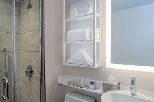 Doubletree by Hilton New York Times Square West Rooms Photos