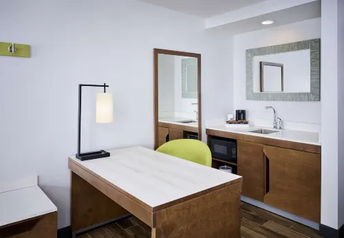 Hampton Inn and Suites by Hilton Windsor Rooms Photos