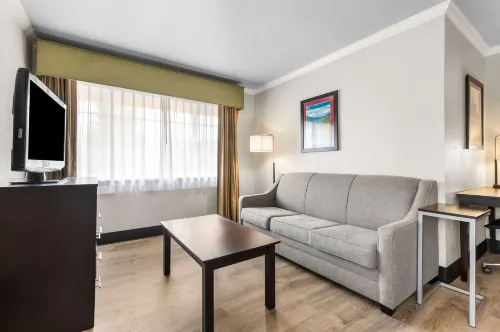 Best Western Plus Parkway Inn Rum Photos