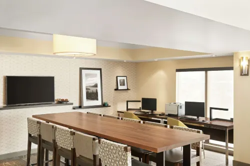 Hampton Inn Portland Airport Business Photos