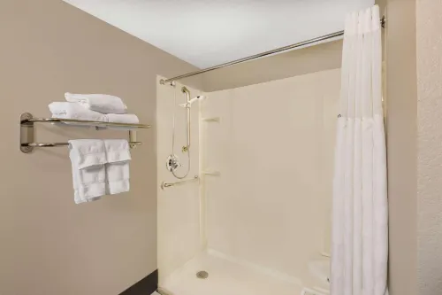 Ramada by Wyndham des Moines Airport Photos