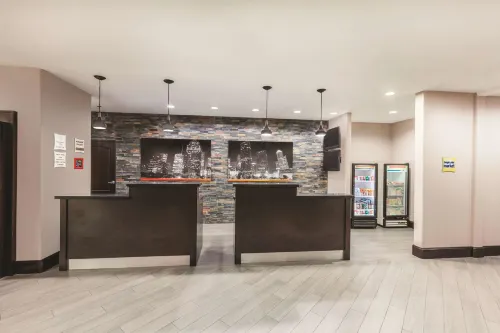 La Quinta Inn & Suites by Wyndham Houston Bush Intl Airpt E Public Areas Photos