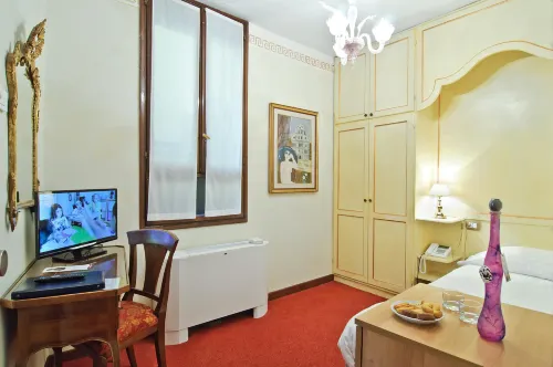 Hotel La Fenice et des Artistes Rooms Photos