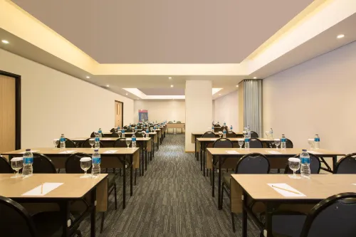 Up-Peak Hotel Simpang Lima Semarang Powered by Archipelago Fasilitas Bisnis Photos