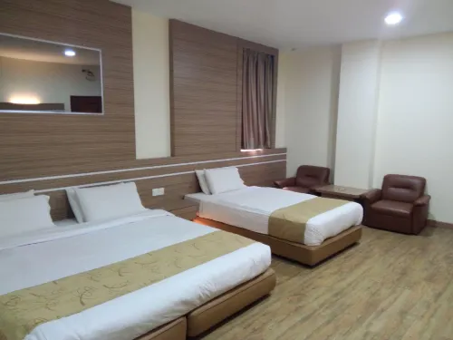 Holiday Hotel Batam Rooms Photos