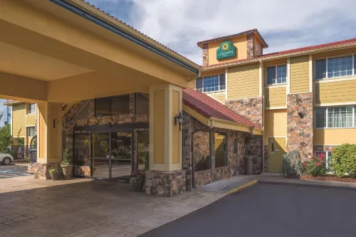 Best Western Plus Parkway Inn Exterior Photos