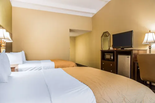 Clarion Hotel & Suites Hamden-New Haven Photos