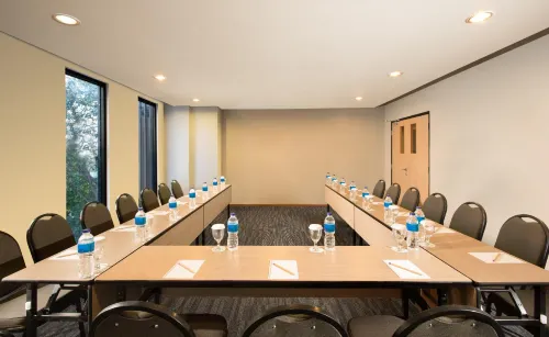 Up-Peak Hotel Simpang Lima Semarang Powered by Archipelago Fasilitas Bisnis Photos