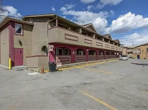 Canadas Best Value Inn Chinook Station Exterior Photos