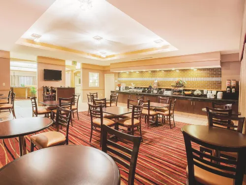 La Quinta Inn & Suites by Wyndham Cincinnati Airpt Florence Dining Photos