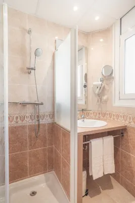 Hotel Pirineos Figueres by Pierre & Vacances Rooms Photos