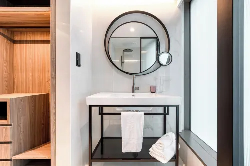 Luster Hotel Photos