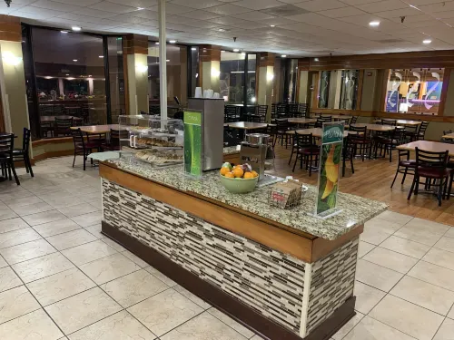 Quality Inn & Suites Pensacola Bayview Dining Photos