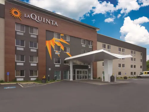 La Quinta Inn & Suites by Wyndham Cleveland - Airport North Rum Photos
