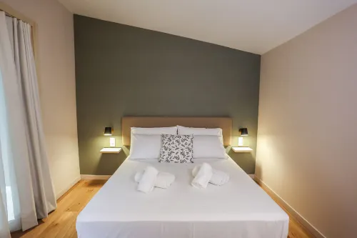 Mythic Valencia Kamar Photos
