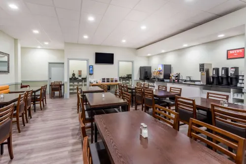 Ramada by Wyndham Hinton Restauration Photos