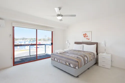Mariners Cove Waterfront Motel and Apartments Photos