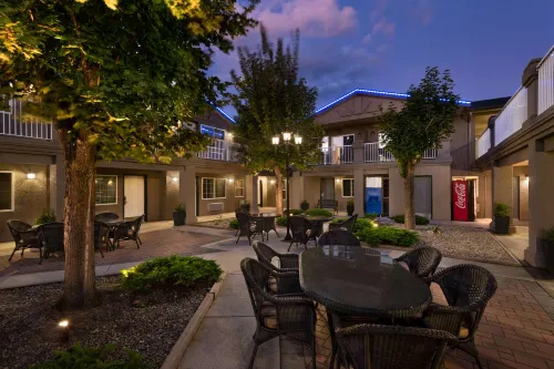 Days Inn by Wyndham Kelowna Extérieur Photos