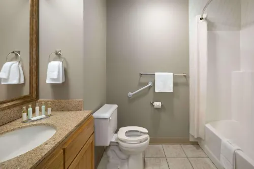 Travelodge by Wyndham Edmonton Airport Rooms Photos
