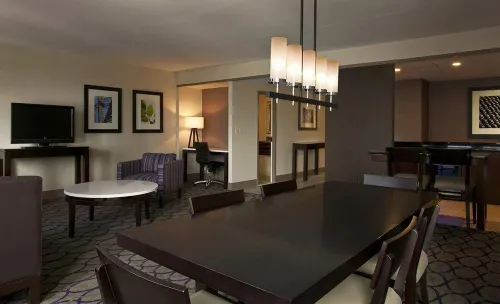 DoubleTree by Hilton Newark Penn Station Restauration Photos