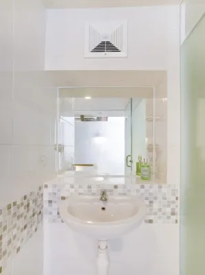 Super OYO Collection O 30 Amega Crown Sub Kamar Photos