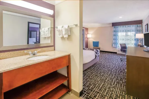 La Quinta Inn & Suites by Wyndham Cincinnati Airpt Florence Photos