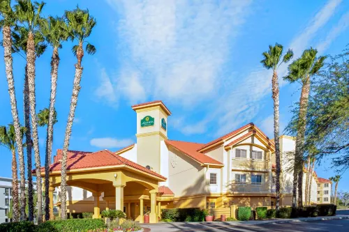 La Quinta Inn & Suites by Wyndham Tucson Airport Exterior Photos