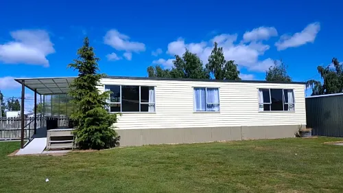 High Country Motel & Backpackers Exterior Photos