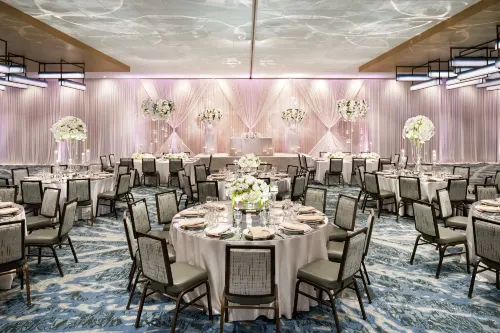 DoubleTree by Hilton Chicago Magnificent Mile Restauration Photos
